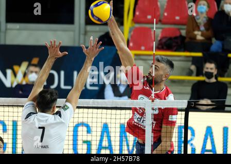 Spike of Giulio Sabbi - Prisma Volley Taranto pendant NBV Verona vs Prisma Taranto, Volleyball Italien Serie A Men SuperLeague Championship Championship à Vérone, Italie, novembre 07 2021 Banque D'Images