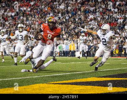 6 novembre 2021: Maryland Terrapins Tight End Chigoziem Okonkwo (9) court dans la zone d'extrémité pour la conversion de deux points pendant le match de football universitaire NCAA entre l'État de Pennsylvanie et le Maryland tenu à Capital One Field dans College Park, Maryland photographe: Cory Royster Banque D'Images