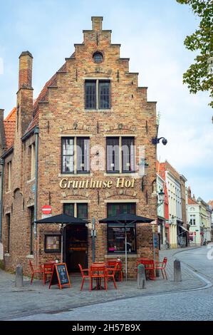 Restaurant dans une maison traditionnelle dans le centre de la ville historique de Bruges, Belgique. Banque D'Images