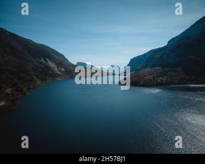 une vue fantastique sur le lac molveno, dans le trentin Banque D'Images