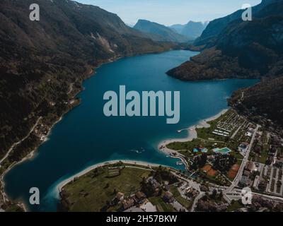 une vue fantastique sur le lac molveno, dans le trentin Banque D'Images