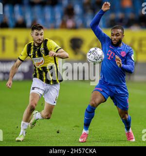 ARNHEM, PAYS-BAS - NOVEMBRE 7 : Matus Bero de vitesse, Moussa Sylla du FC Utrecht lors du match néerlandais entre vitesse et FC Utrecht à Gelredome le 7 novembre 2021 à Arnhem, pays-Bas (photo de Peter sous/Orange Pictures) Banque D'Images