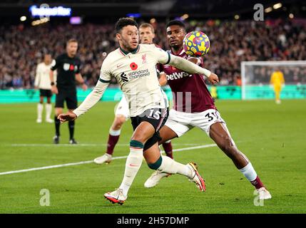 Alex Oxlade-Chamberlain de Liverpool (à gauche) et Ben Johnson de West Ham United se battent pour le ballon lors du match de la Premier League au London Stadium, Londres.Date de la photo: Dimanche 7 novembre 2021. Banque D'Images