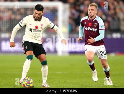 Alex Oxlade-Chamberlain de Liverpool (à gauche) et Jarrod Bowen de West Ham United se battent pour le ballon lors du match de la Premier League au London Stadium, Londres.Date de la photo: Dimanche 7 novembre 2021. Banque D'Images