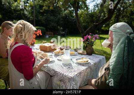 Son boit du lait de vache frais dans un verre.Petit déjeuner à la campagne. Banque D'Images