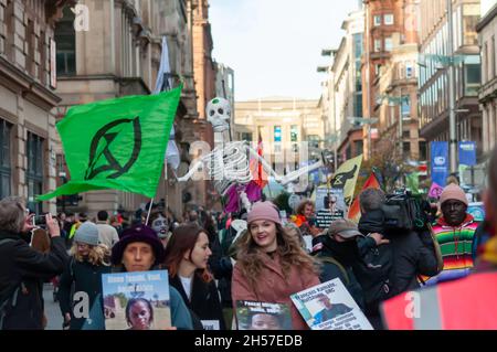 Glasgow, Écosse, Royaume-Uni.7 novembre 2021: Les militants du changement climatique défilent le long de Buchanan Street pour promouvoir la justice climatique le huitième jour de la conférence des Nations Unies sur le changement climatique COP26.Credit: SKULLY/Alay Live News Banque D'Images