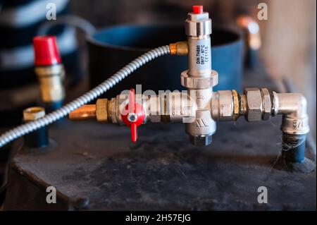 Installation d'une cheminée avec un four à eau dans la maison, détails gros plan. Nouveau Banque D'Images