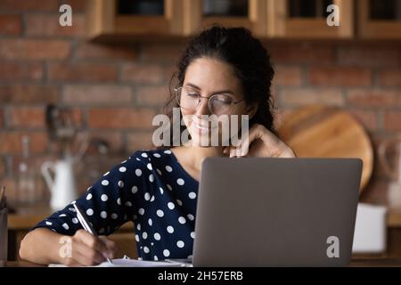 Une jeune étudiante latine confiante se fait passer un examen par ordinateur portable Banque D'Images