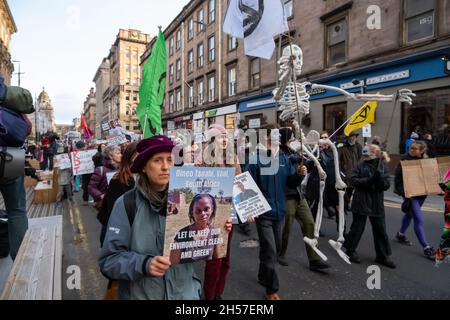 Glasgow, Écosse, Royaume-Uni.7 novembre 2021: Les militants du changement climatique défilent le long de la place St Vincent pour promouvoir la justice climatique le huitième jour de la conférence des Nations Unies sur le changement climatique COP26.Credit: SKULLY/Alay Live News Banque D'Images