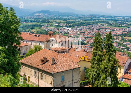 Vue panoramique depuis la vieille ville de Mondovì, dans la province de Cuneo, Piémont, nord de l'Italie. Banque D'Images