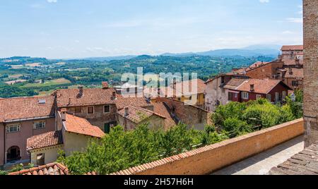 Vue panoramique depuis la vieille ville de Mondovì, dans la province de Cuneo, Piémont, nord de l'Italie. Banque D'Images