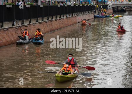 Bangkok, Thaïlande.06e novembre 2021.Les touristes portant des masques faciaux comme mesure préventive contre la propagation des kayaks à paddle Covid-19 au canal Khlong ONG Ang.(Photo de Peerapon Boonyakiat/SOPA Images/Sipa USA) crédit: SIPA USA/Alay Live News Banque D'Images