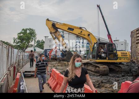 Bangkok, Thaïlande.06e novembre 2021.Touriste étranger portant un masque facial comme mesure préventive contre la propagation de covid-19 promenades à côté d'une zone de construction à côté du Grand Palais.(Photo de Peerapon Boonyakiat/SOPA Images/Sipa USA) crédit: SIPA USA/Alay Live News Banque D'Images