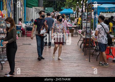 Bangkok, Thaïlande.06e novembre 2021.Les touristes portant des masques de visage comme mesure préventive contre la propagation de Covid-19 marchent le long de la rue au canal Klong ONG Ang.(Photo de Peerapon Boonyakiat/SOPA Images/Sipa USA) crédit: SIPA USA/Alay Live News Banque D'Images