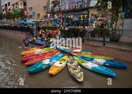 Bangkok, Thaïlande.06e novembre 2021.Les touristes attendent dans une file d'attente pour faire des kayaks à aubes le long du canal.(Photo de Peerapon Boonyakiat/SOPA Images/Sipa USA) crédit: SIPA USA/Alay Live News Banque D'Images