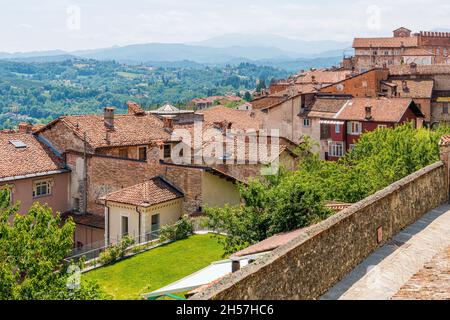 Vue panoramique depuis la vieille ville de Mondovì, dans la province de Cuneo, Piémont, nord de l'Italie. Banque D'Images