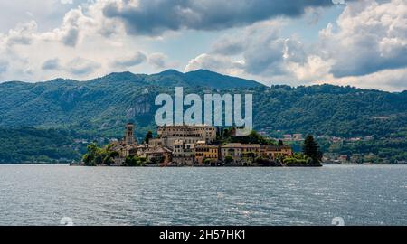 La belle île de San Giulio sur le lac Orta, Piémont, Italie. Banque D'Images