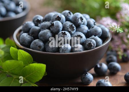 Bol de bleuets mûrs frais sur une table de cuisine. Banque D'Images