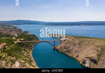 Pont de Maslenica la plupart en Croatie.Le pont Maslenica est un pont-voûte qui transporte la route d'État qui enjambe le détroit de Novsko Zdrilo dans l'Adriatique Banque D'Images