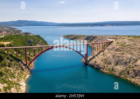 Pont de Maslenica la plupart en Croatie.Le pont Maslenica est un pont-voûte qui transporte la route d'État qui enjambe le détroit de Novsko Zdrilo dans l'Adriatique Banque D'Images