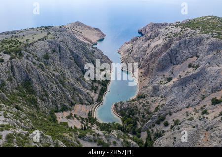 Zavratnica en Croatie.C'est une crique étroite de 900 m de long située au pied des puissants monts Velebit, dans la partie nord de la mer Adriatique, Banque D'Images