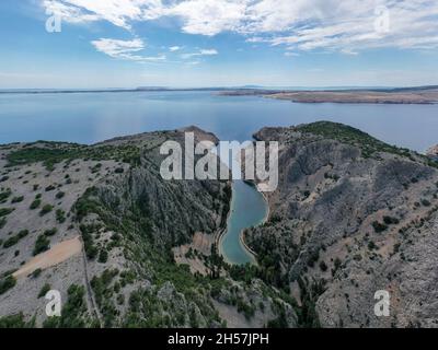 Zavratnica en Croatie.C'est une crique étroite de 900 m de long située au pied des puissants monts Velebit, dans la partie nord de la mer Adriatique, Banque D'Images