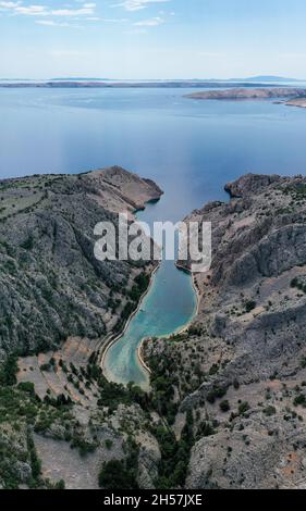 Zavratnica en Croatie.C'est une crique étroite de 900 m de long située au pied des puissants monts Velebit, dans la partie nord de la mer Adriatique, Banque D'Images