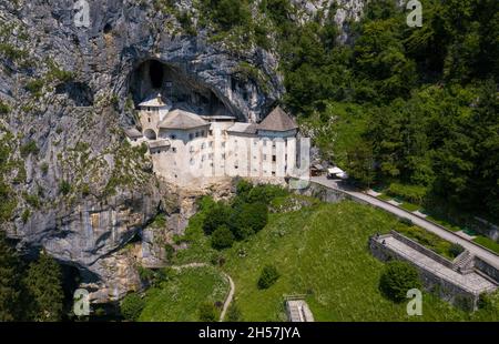 Château de Predjama en Slovénie, Europe.Château Renaissance construit dans une grotte d'embouchure dans le centre-sud de la Slovénie, dans la région historique de l'Inner Carniol Banque D'Images