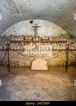 HALLSTATT, AUTRICHE - juillet 21 2020 : maison charnel ou Bone dans la chapelle Saint-Michel de Hallstatt.Ossuaire.Alpes autrichiennes.Lac Hallstatter.Salzkamm Banque D'Images