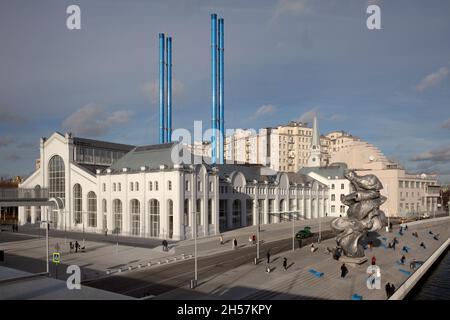 Les gens marchent le long de l'Embankment Bolotnaya sur le fond du centre d'art contemporain GES-2 et de la sculpture 'Big Clay No. 4' de l'artiste suisse Urs Fischer dans le centre de la ville de Moscou, en Russie Banque D'Images