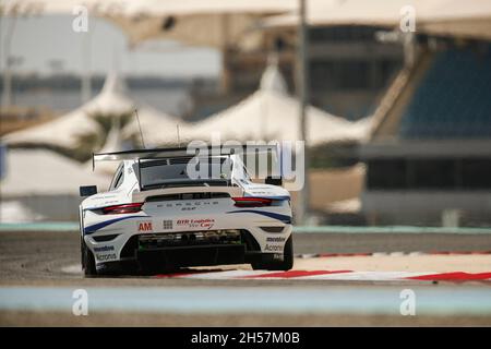 Manama, Brunéi Darussalam.30 octobre 2021.Porsche 911 RSR, Team Project 1 # 56, Egidio Perfetti (I), Matteo Cairoli (I), Riccardo Pera (I) Credit: dpa/Alay Live News Banque D'Images