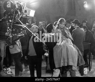 Le réalisateur JOHN SCHLESINGER PETER FINCH et JULIE CHRISTIE sur le plateau Candid avec Camera / Movie Crew pendant le tournage de LOIN DE LA FOULE EN TRAIN DE MOUSSER 1967 le réalisateur JOHN SCHLESINGER roman Thomas Hardy scénario Frédéric Raphael cinéaste Nicolas Roeg Metro Goldwyn Mayer / Vic films Productions Banque D'Images