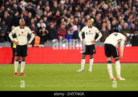 Fabinho de Liverpool (à gauche), Virgile van Dijk et Jordan Henderson (à droite) réagissent après que Pablo Fornals de West Ham United (non représenté) ait obtenu le deuxième but du match de leur côté lors du match de la Premier League au stade de Londres.Date de la photo: Dimanche 7 novembre 2021. Banque D'Images