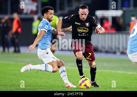 Franck Ribery de Salernitana (R) vies pour le bal avec Felipe Anderson de Lazio (L) pendant le championnat italien Serie Un match de football entre SS Lazio et US Salernitana le 7 novembre 2021 au Stadio Olimpico à Rome, Italie - photo Federico Proietti / DPPI Banque D'Images