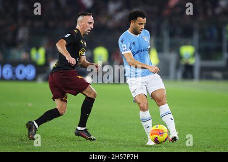 Franck Ribery de Salernitana (L) vies pour le bal avec Felipe Anderson de Lazio (R) pendant le championnat italien Serie Un match de football entre SS Lazio et US Salernitana le 7 novembre 2021 au Stadio Olimpico à Rome, Italie - photo Federico Proietti / DPPI Banque D'Images