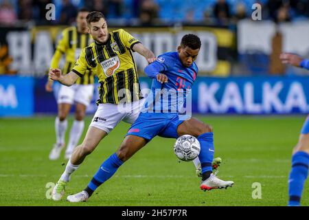 ARNHEM, PAYS-BAS - NOVEMBRE 7 : Matus Bero de vitesse, Quintin Timber du FC Utrecht lors du match néerlandais entre vitesse et FC Utrecht à Gelredome le 7 novembre 2021 à Arnhem, pays-Bas (photo de Peter sous/Orange Pictures) Banque D'Images