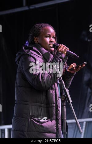 Evelyn Acam militante ougandaise du climat, prenant la parole à la fin du vendredi pour un rassemblement futur à l'occasion de la Journée de la jeunesse et de l'autonomisation publique COP26, Glasgow, Écosse, Royaume-Uni Banque D'Images