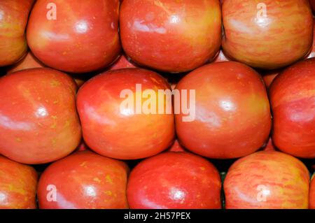 Pommes empilées prêtes à l'achat Banque D'Images