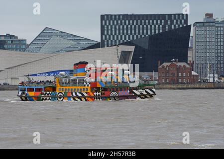 Le MV Snowdrop Mersey Ferry à Razzle Dazzle Livery vu passer le Royal Liver Building à Liverpool, Royaume-Uni Banque D'Images