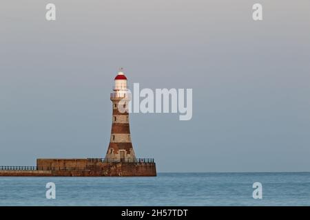 Achevé en 1903, Roker Pier et Lighthouse ont protégé l'entrée dans le port de Sunderland avec la jetée et le granit rouge et gris caractéristique Banque D'Images