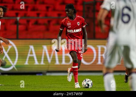 ANTWERPEN, BELGIQUE - NOVEMBRE 7 : Pierre Dwomoh du Royal Antwerp FC lors du match Jupiler Pro League entre le Royal Antwerp FC et Anderlecht à Bosuilstadion le 7 novembre 2021 à Antwerpen, Belgique (photo de Jeroen Meuwsen/Orange Pictures) Banque D'Images