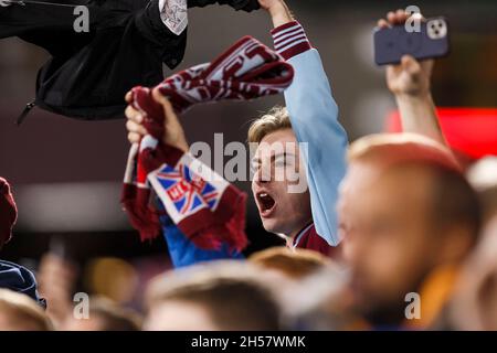 Londres, Royaume-Uni.07th nov. 2021.Les fans de West Ham United célèbrent le match de la Premier League entre West Ham United et Liverpool au stade de Londres le 7 novembre 2021 à Londres, en Angleterre.(Photo de Daniel Chesterton/phcimages.com) Credit: PHC Images/Alamy Live News Banque D'Images