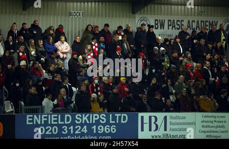 Fans d'Arsenal pendant une minute de silence pour la mémoire avant le match Barclays FA Women's Super League à Meadow Park, Londres.Date de la photo: Dimanche 7 novembre 2021. Banque D'Images