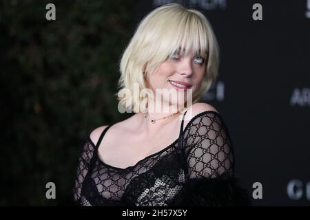 LOS ANGELES, CALIFORNIE, États-Unis - NOVEMBRE 06 : la chanteuse Billie Eilish portant une tenue Gucci arrive au 10e gala annuel d'art et de film LACMA 2021 qui s'est tenu au Los Angeles County Museum of Art le 6 novembre 2021 à Los Angeles, Californie, États-Unis.(Photo de Xavier Collin/image Press Agency/Sipa USA) Banque D'Images