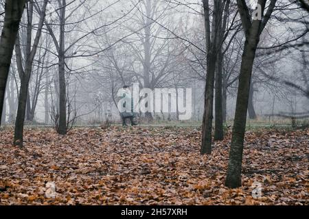 Russie, Moscou.02.11.2021. Un brouillard exceptionnellement épais enveloppait la ville de Moscou à la fin du 1er novembre Banque D'Images