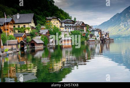HALLSTATT, AUTRICHE - juillet 19 2020 : village autrichien traditionnel de Hallstatt.Hallstatt est un village historique situé dans les Alpes autrichiennes. Banque D'Images