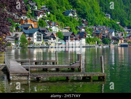 HALLSTATT, AUTRICHE - juillet 21 2020 : village autrichien traditionnel de Hallstatt.Hallstatt est un village historique situé dans les Alpes autrichiennes . Banque D'Images