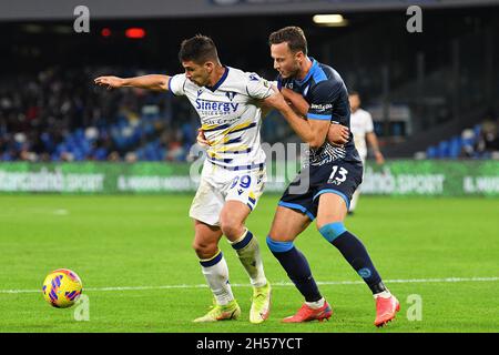 Naples, Italie.07th nov. 2021.Giovanni Simeone, l'avant-projet de Hellas Verona, se dispute le ballon avec le défenseur de Naples, Amir Rrahmani, au cours de la SSC Napoli vs Hellas Verona FC, football italien Serie A match à Naples, Italie, novembre 07 2021 crédit: Independent photo Agency/Alay Live News Banque D'Images