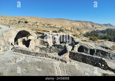 Le complexe de grottes d'Uplistsikhe près de Gori, Géorgie.Ancienne ville rocheuse et basilique à trois nef dans l'est de la Géorgie.Site de référence de la gouriste géorgienne Banque D'Images