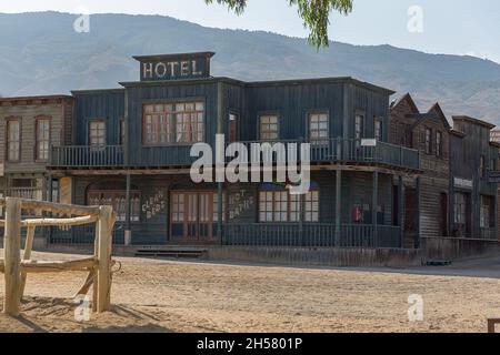 Alméria Espagne - 09 15 2021: Vue à l'Oasys - Mini Hollywood, un parc à thème espagnol de style occidental, en dehors du scénario des cow-boys occidentaux, ville avec tradi Banque D'Images